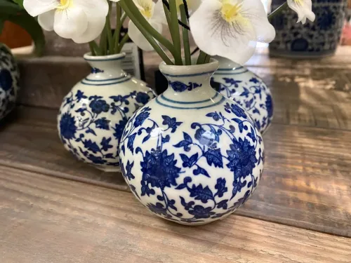small chinoiserie vase with flowers